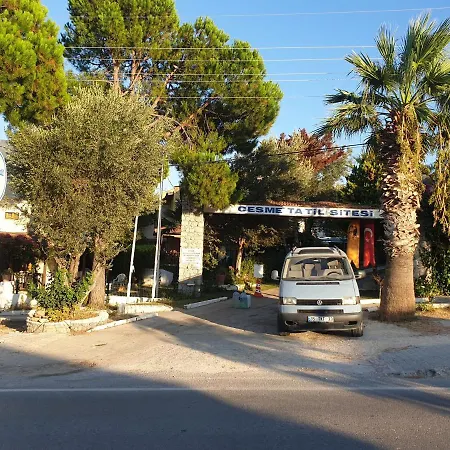 Tatil Koyu Cicek Kokulari, Cam, Palmiye Agaclari Icerisinde Apartmán Çeşme
