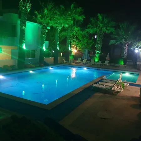 Apartmán Tatil Koyu Cicek Kokulari, Cam, Palmiye Agaclari Icerisinde