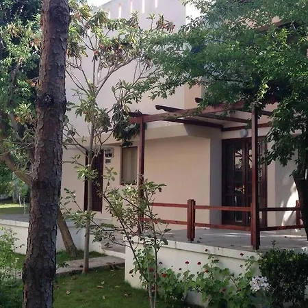 Apartmán Tatil Koyu Cicek Kokulari, Cam, Palmiye Agaclari Icerisinde Çeşme