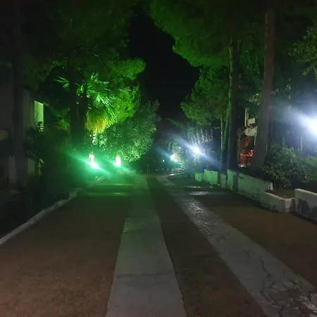 Tatil Koyu Cicek Kokulari, Cam, Palmiye Agaclari Icerisinde Apartmán Çeşme