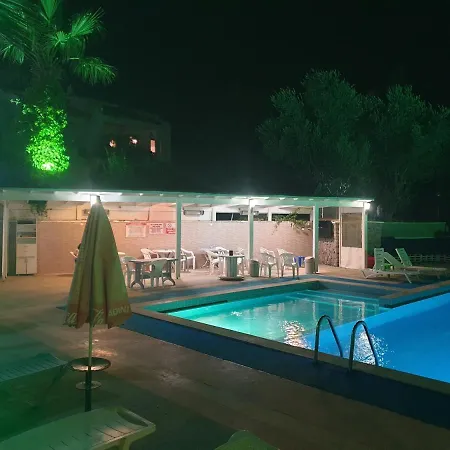 Tatil Koyu Cicek Kokulari, Cam, Palmiye Agaclari Icerisinde Apartmán Çeşme