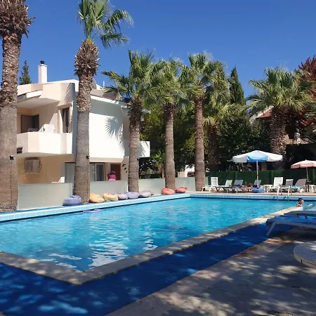 Apartmán Tatil Koyu Cicek Kokulari, Cam, Palmiye Agaclari Icerisinde Çeşme